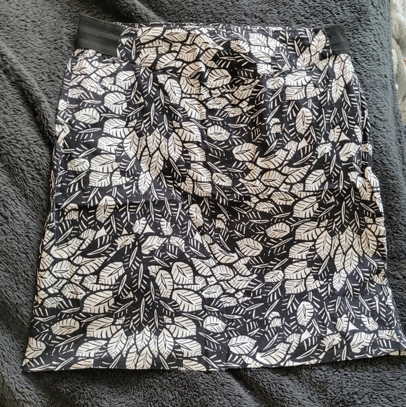 2/$10 lily print skirt. Size 11 - Picture 1 of 3